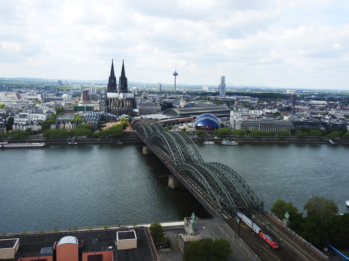 HAUPTBAHNHOF/HOHENZOLLERNBRÜCKE KÖLN/RHEIN
Aufgenommen am 2.5.2019 von der Aussichtsetage im Triangel-Hochhaus in KÖLN-DEUTZ....