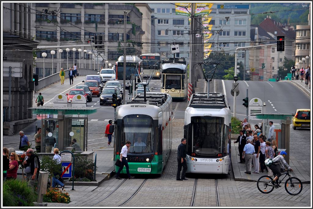 Hauptplatz Linz mit Strassenbahn und Pöstlingbergbahn. (30.06.2015)