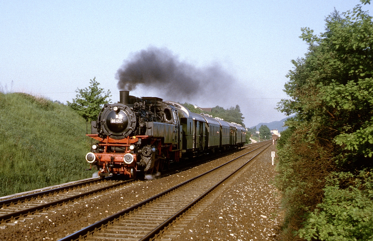 Hauptschlich zwischen Nrnberg und Hersbruck pendelte 86 457 mit einer reizvollen Wagengarnitur als  Johannes-Scharrer-Express  an bestimmten Tagen mehrmals hin und her, hier im August 1985 bei Reichenschwand.