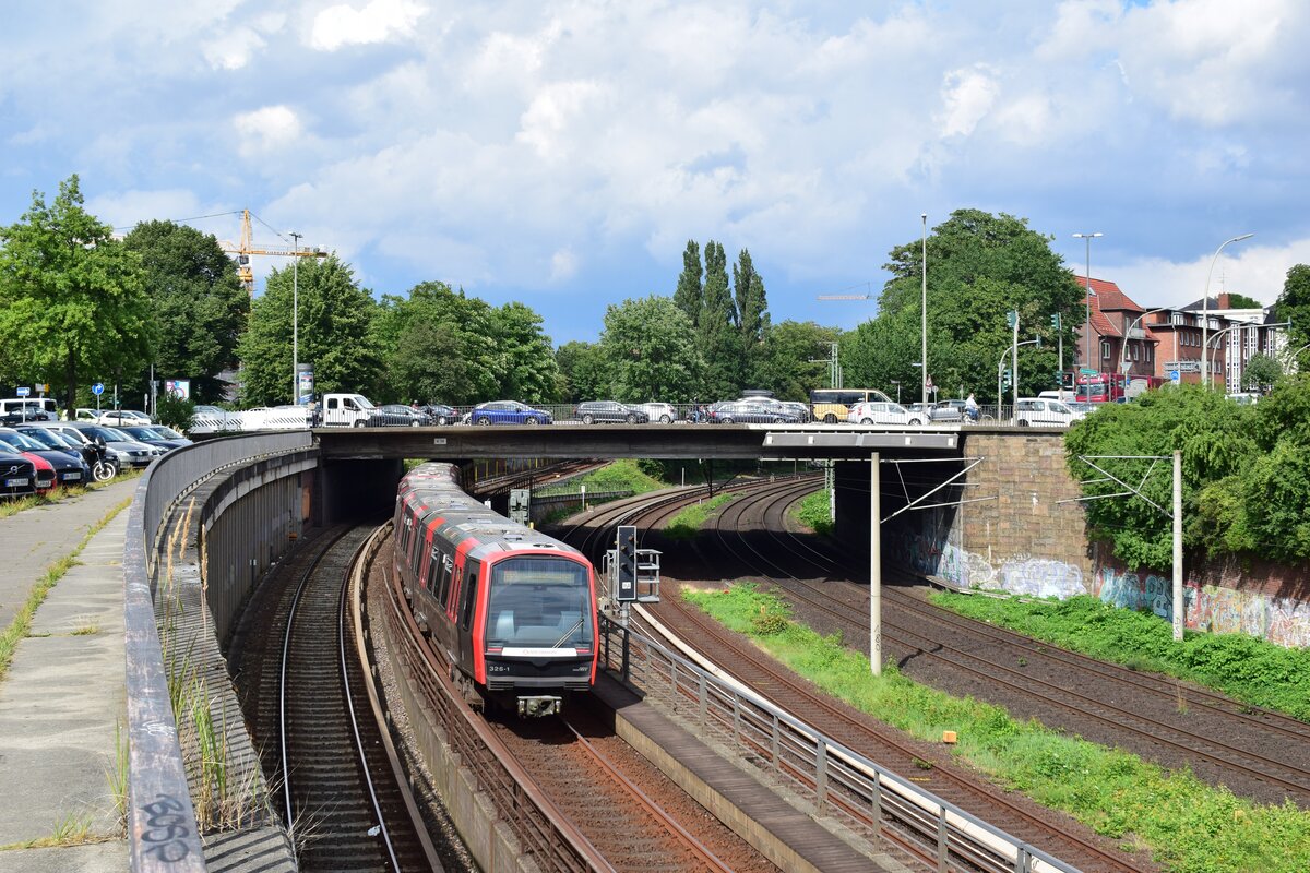Hauptverkehrszeit in Hamburg. WÄhrend oben viele Hauptstraßen verstopft sind fährt unten die U-Bahn der Linie U3 und unterquert nun den Steinhauerdamm.

Hamburg 28.07.2021