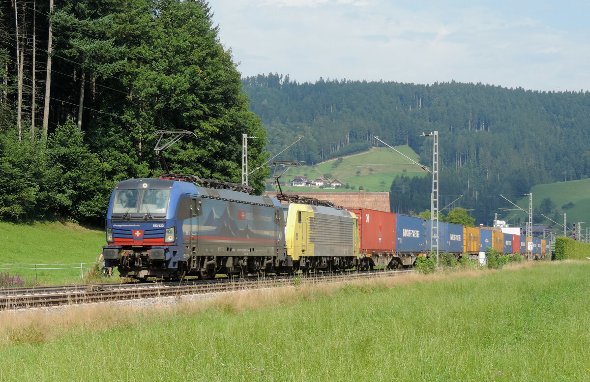 Hausach - 15. August 2021 : Schöne Farbmischung mit der blaue SBB Lok 193 522 Elbe und der gelb/graue MRCE Lok 189 993. Beide ziehen einen umgeleiteten KLV die Schwazwaldbahn hoch.
