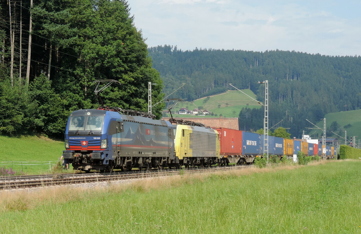 Hausach - 15. August 2021 : Schöne Farbmischung mit der blaue SBB Lok 193 522 Elbe und der gelb/graue MRCE Lok 189 993. Beide ziehen einen umgeleiteten KLV die Schwazwaldbahn hoch.