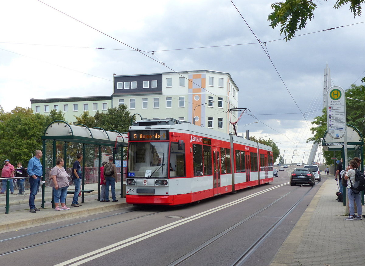 HAVAG 613 als Linie 5 nach Ammendorf, am 25.08.2018 an der Haltestelle Steintorbrücke.