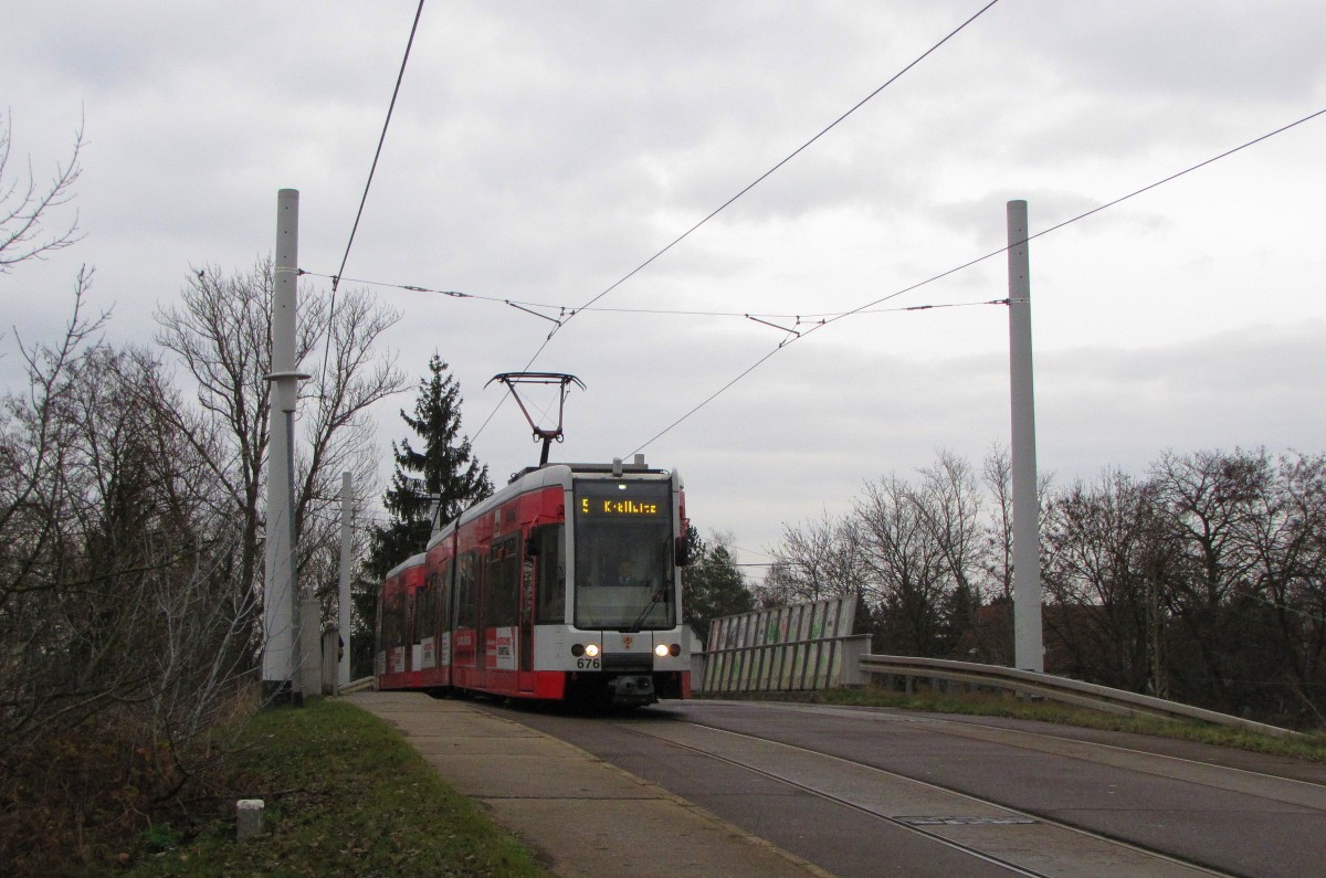 HAVAG 676 + 675 als Linie 5 nach Kröllwitz, am 04.12.2012 am Hohendorfer Weg in Merseburg.
