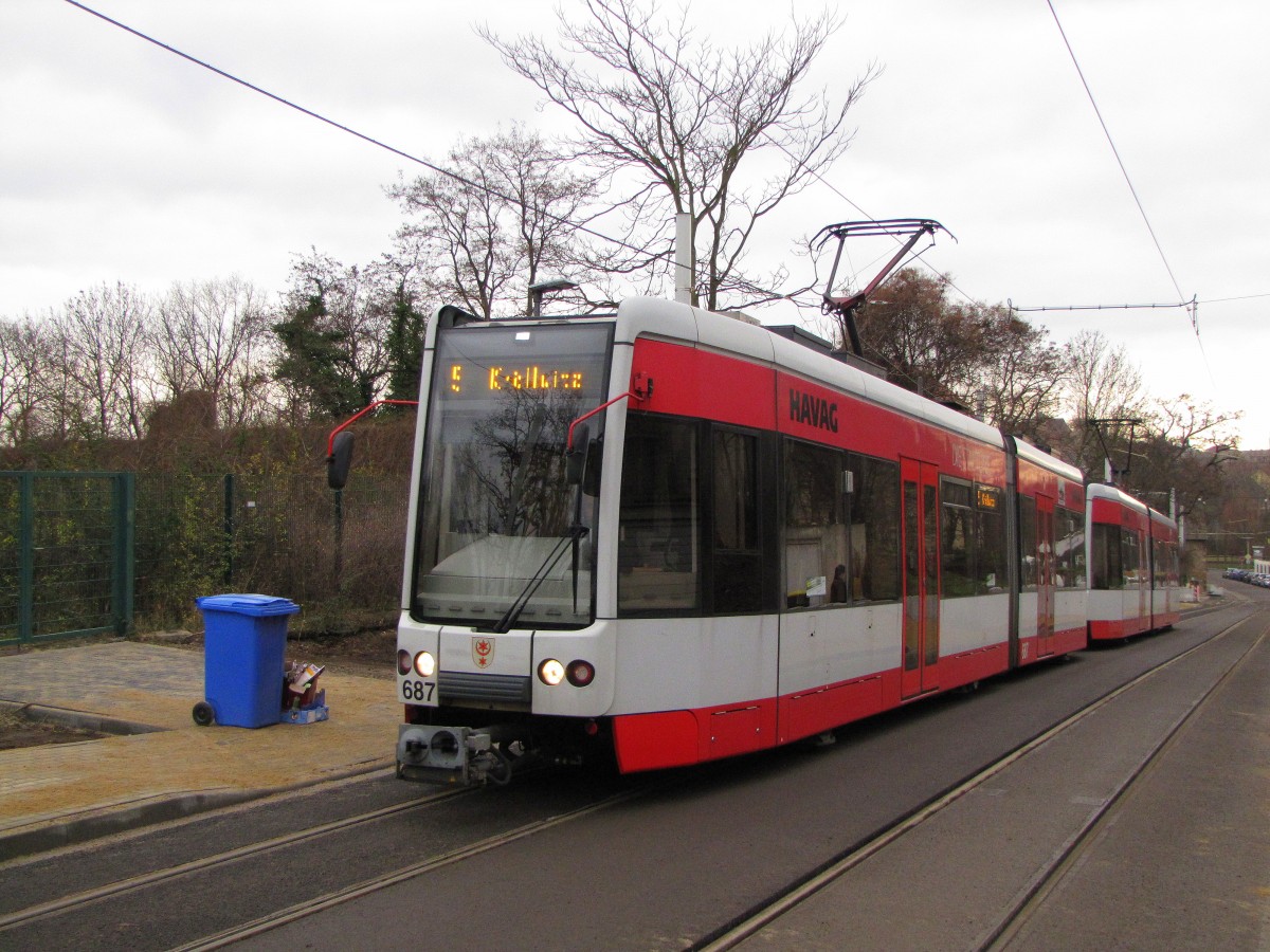 HAVAG 687 + 688 als Linie 5 nach Krllwitz, am 04.12.2012 am Stadtpark Merseburg.