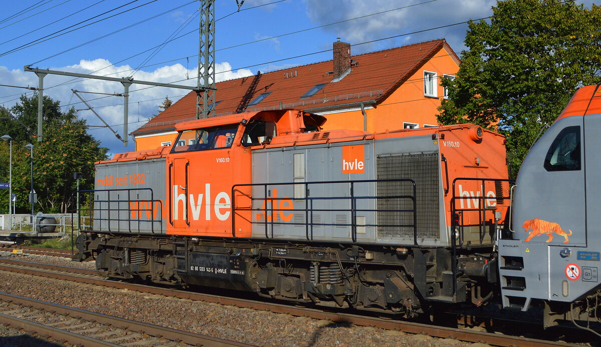 Havelländische Eisenbahn AG, Berlin-Spandau mit  V 160.10  [NVR-Nummer: 92 80 1203 142-5 D-HVLE] und der Eurodual Lok   159 009  [NVR-Nummer: 90 80 2159 009-0 D-HVLE] am 21.09.22 Durchfahrt Bahnhof Golm
