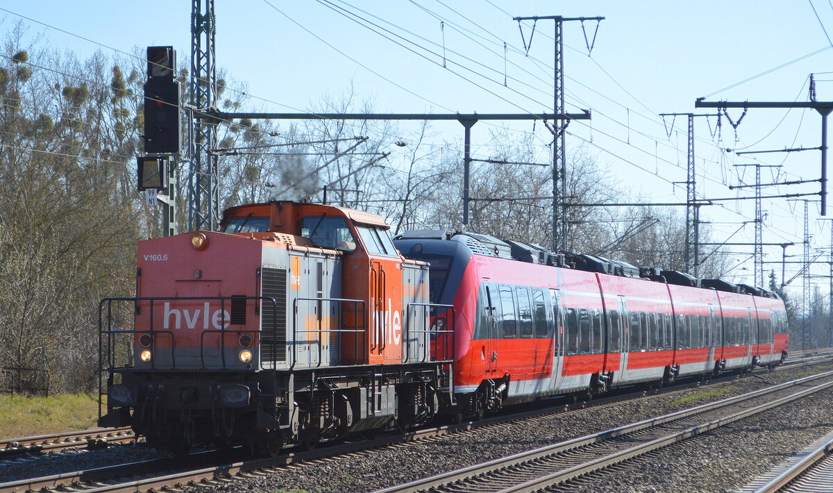 Havelländische Eisenbahn AG, Berlin-Spandau  V 160.6  [NVR-Nummer: 92 80 1203 144-1 D-HVLE] mit der Überführung eines Schad-Triebzuges der DB Regio  442 333-1  am 22.03.22 Durchfahrt Bf. Golm.