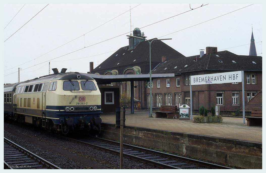 HBF Bremerhaven: 218253 mit Leerzug um 9.29 Uhr am 27.10.1996.