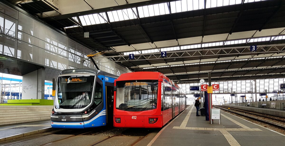 Hbf Chemnitz_ Skoda 35T[6xNfGlTwZR] 922 auf Linie 4 hat sich zur Vario-Bahn 6NGT-LDZ [ABB Henschel/Adtranz] Nr.412 auf Linie 11 gesellt.__07-03-2024