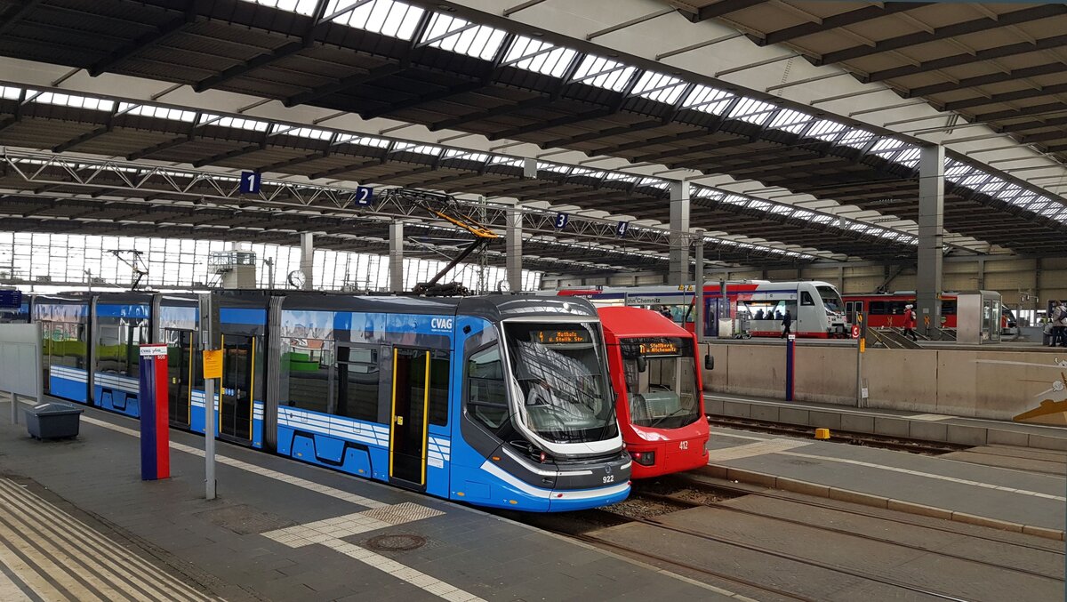 Hbf Chemnitz__Neben Skoda 35T[6xNfGlTwZR] 922 auf Linie 4 und Vario-Bahn 6NGT-LDZ [ABB Henschel/Adtranz] Nr.412 auf Linie 11 ist noch ein Regio-Shuttle RS1 der City-Bahn, und sogar noch etwas DB-Rot zu erkennen.__07-03-2024