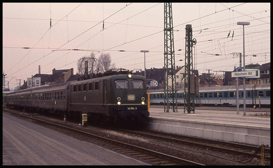 HBF Hildesheim am 19.2.1994: 141184 steht mit dem E 4751 nach Braunschweig um 15.55 Uhr abfahrbereit am Bahnsteig.