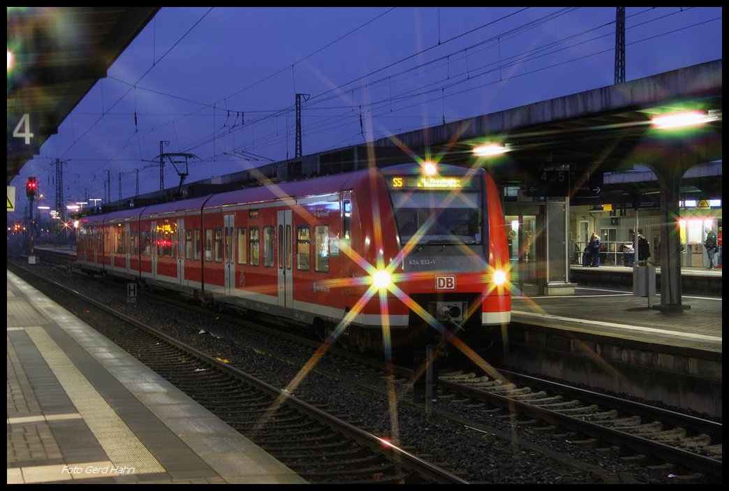 HBF Paderborn zur blauen Stunde am 19.12.2016: Um 7.59 Uhr steht der ET 424032 der DB als S 5 zum Flughafen Hannover bereit.
