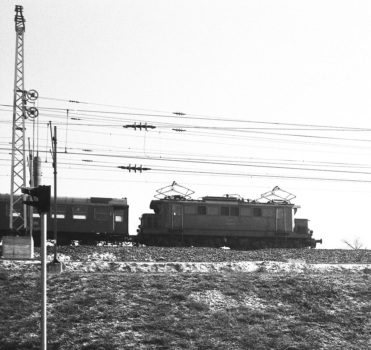 Hbf Stuttgart__E 44 mit NV-Zug beim Bw Rosenstein vor der Einfahrt in den Hbf.__29-12-1976