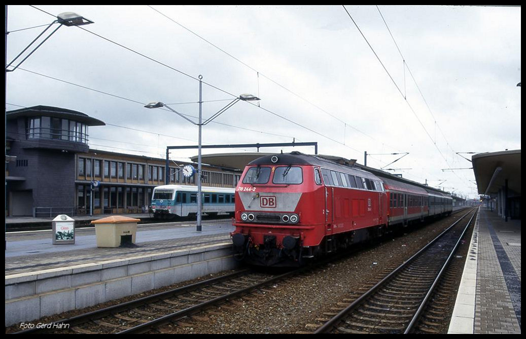 HBF Wolfsburg am 15.3.1998 mit der 218244 vor einem RB nach Magdeburg um 10.55 Uhr.