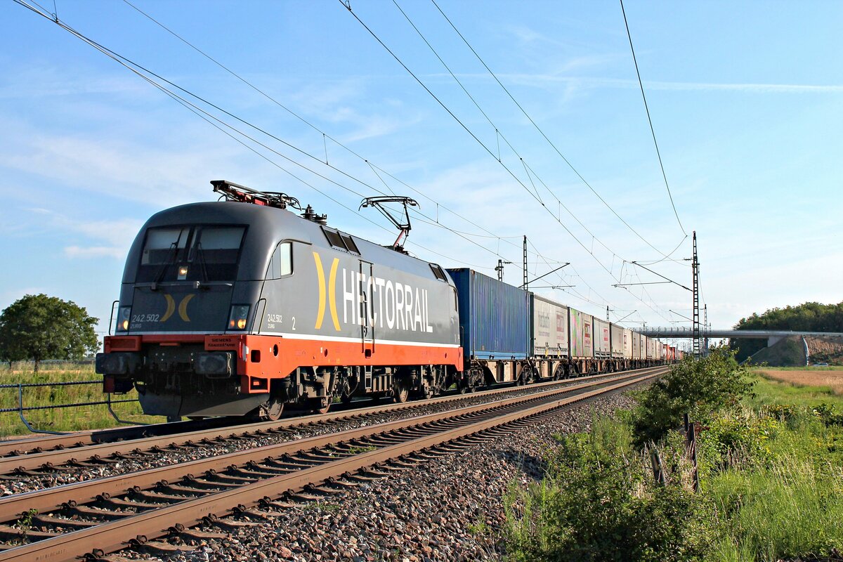 HCTOR 242.502 (182 502-5)  Zurg  mit dem  van Dijk -Containerzug aus Rheinhausen am Morgen des 04.07.2020 südlich von Auggen.