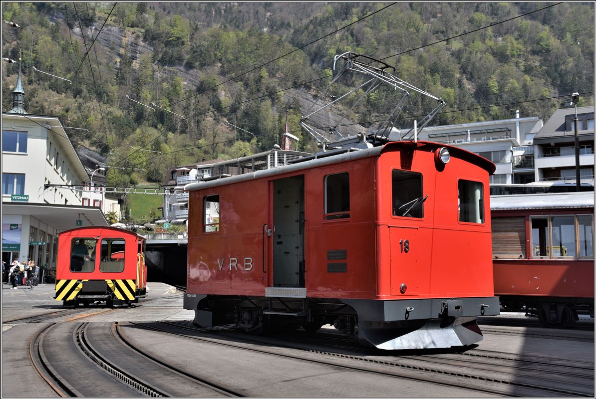 He 2/2 18 aus dem Jahre 1938 fährt auch heute einen Zug mit zwei Vorstellwagen nach Rigi Kulm. Ta 2/2 1 eignet sich  besonders zum rangieren über die Drehscheibe, braucht er doch keinen Stromabnehmer zu senken. (20.04.2018)
