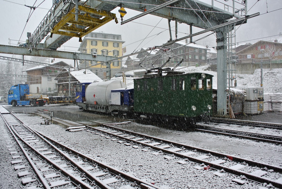 He 2/2 64 wartet in Lauterbrunnen auf den nächsten Einsatz. Die Loks dieses Typs werden noch für Güterzüge gebraucht, 21.11.2013.