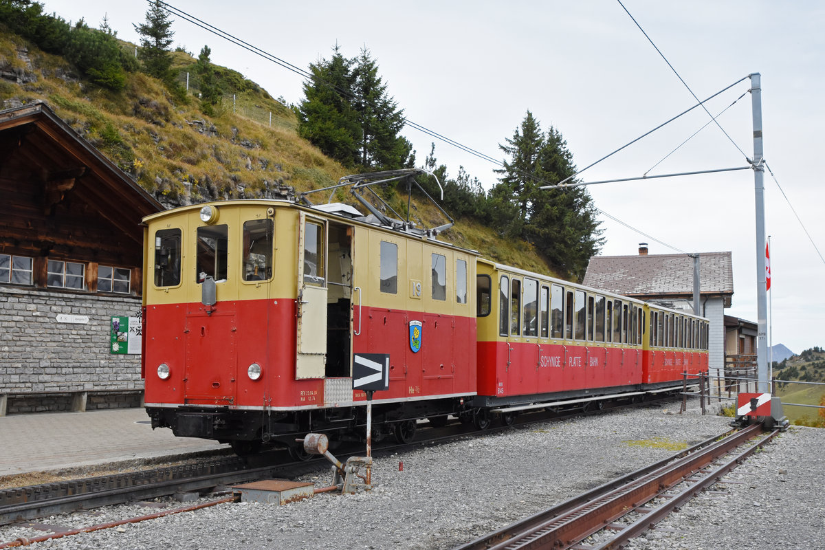 He 2/2 Nr. 19 wartet auf der Schinige Platte auf die nächste Talfahrt. Die Aufnahme stammt vom 12.10.2019.