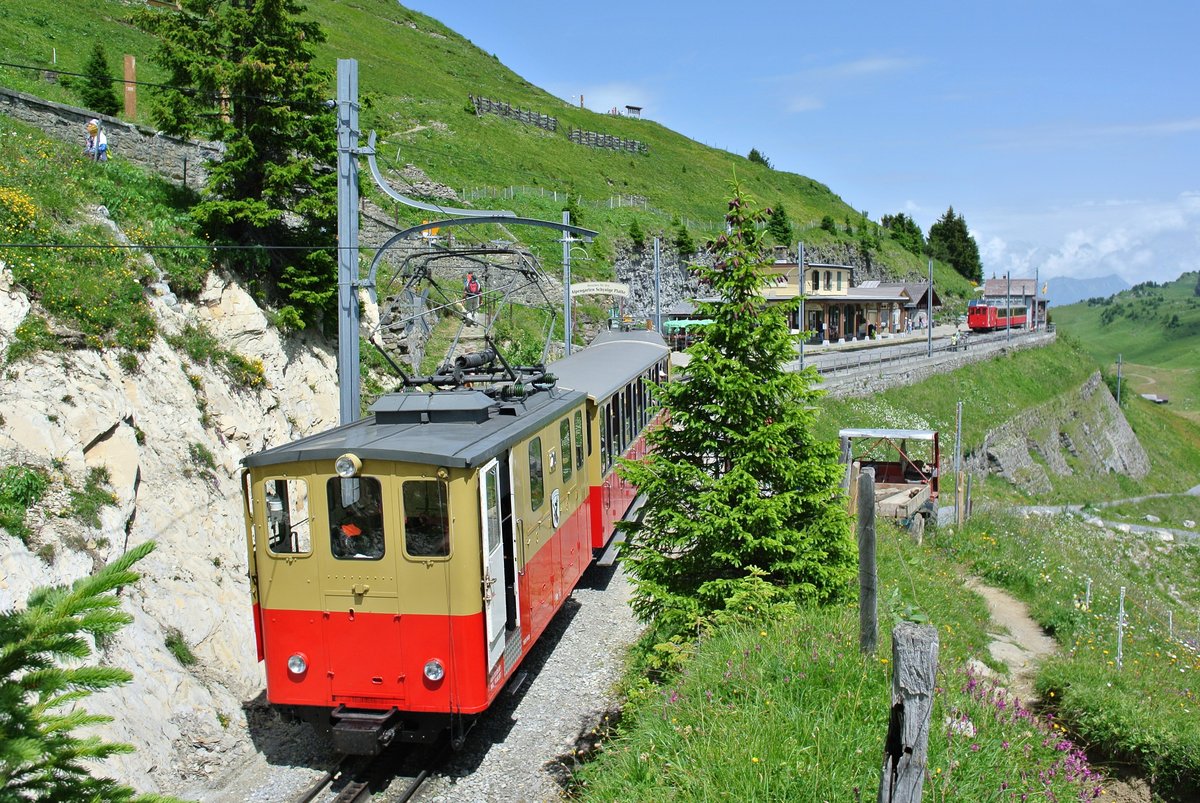 He 2/2 Nr. 20 verlsst soeben mit seinen 2 B die Bergstation Schynigi Platte und fhrt Talwrts nach Wilderswil, 21.07.2016.