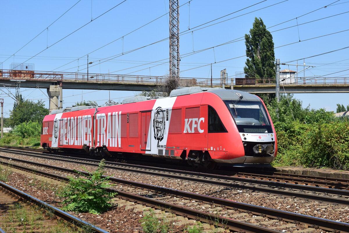 HEADLINER TRAIN. VT12 1101 alias 648 328-2 tr�gt Vollwerbung f�r die Fastfood Kette KFC und ist als RE 10114 Aeroport Henri Coanda - Bucuresti Nord unterwegs bei Carpati.

Bukarest 03.08.2026