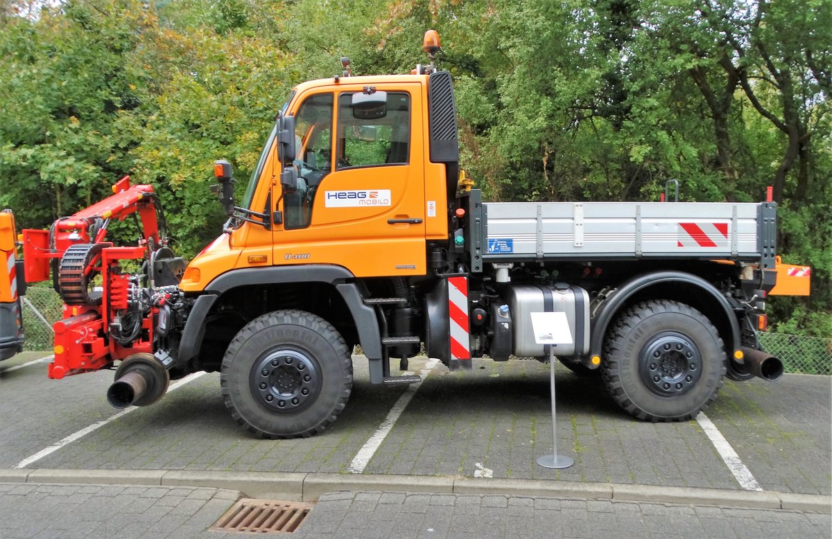 HEAG mobilo Mercedes Benz Zweiwege Unimog mit Mähvorsatz am 07.10.17 in Darmstadt beim Tag der offenen Tür