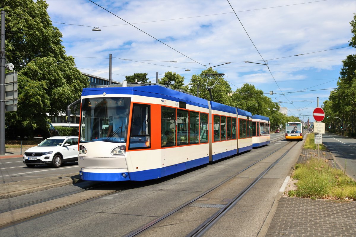 HEAG Mobilo ST14 Wagen 0792 am 04.07.20 in Darmstadt Hauptbahnhof 