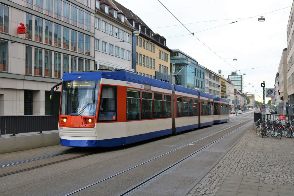 HEAG mobiTram ST13 Wagen 9863 am 18.05.19 in Darmstadt Luisenplatz 