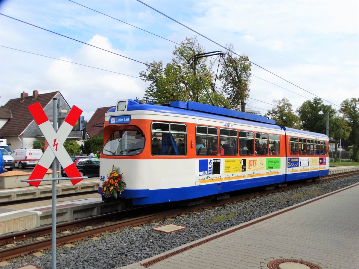 HEAG mobiTram ST7 Wagen 25 am 07.10.17 in Darmstadt Kranichstein. An diesen Tag fuhr die Linie 120 zum Jubiläum der HEAG (120 Jahre) mit Blumensträußen an der Front