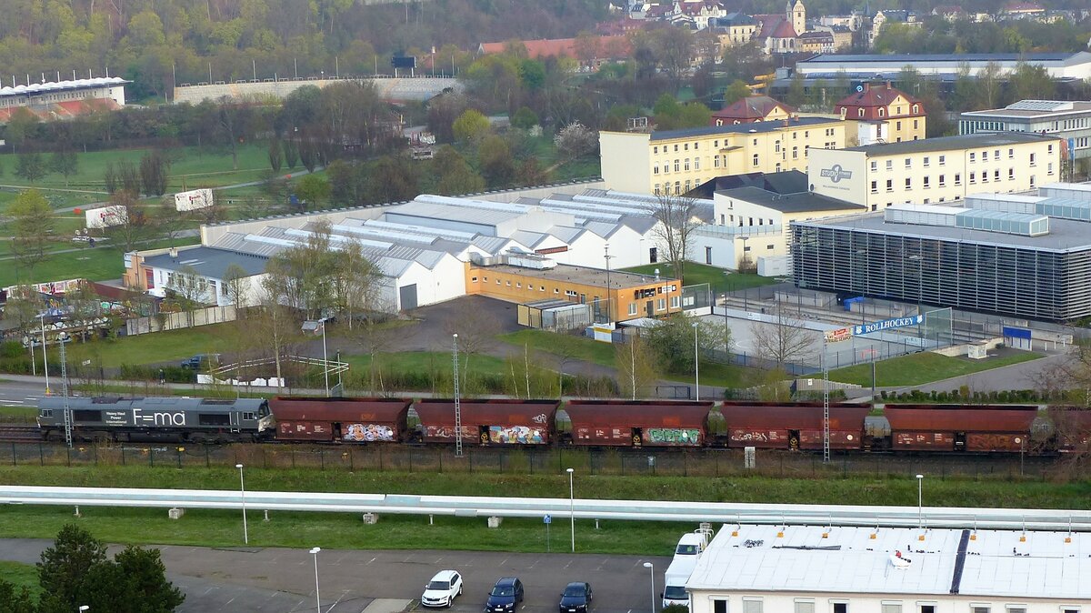 Heavy Haul Power Class 66 auf dem Weg durch Gera mit einem Kohlezug in Richtung Chemnitz am 27.4.2022. 
