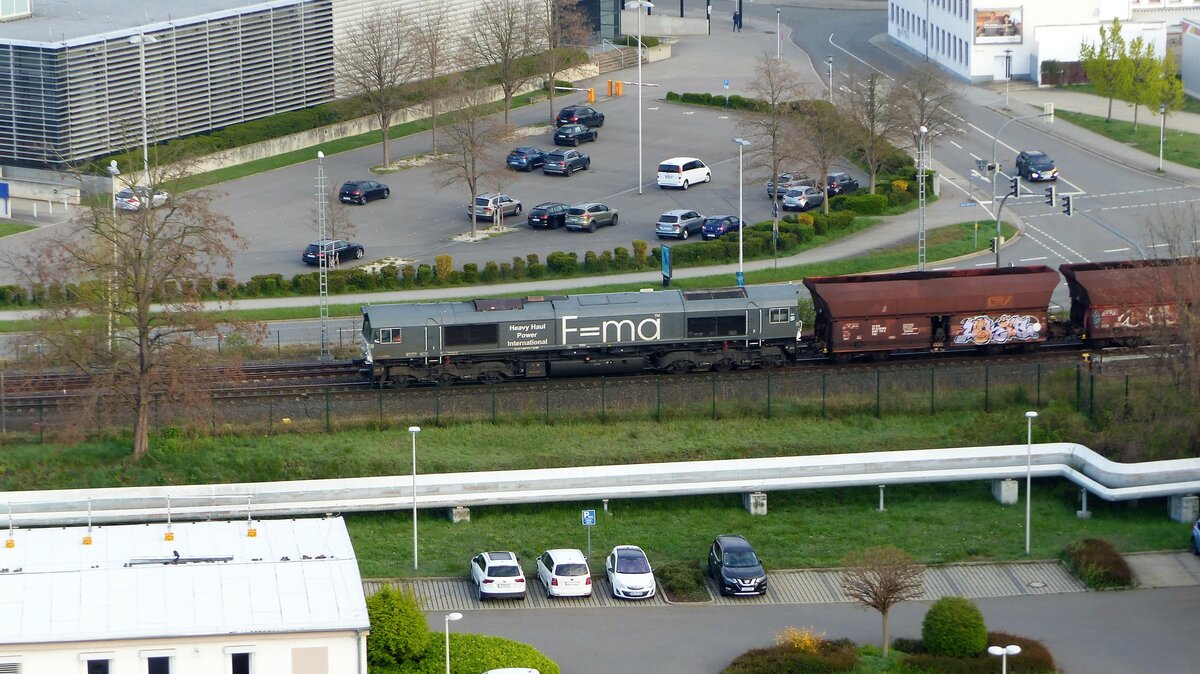Heavy Haul Power mit einer Class 66 vor einem Kohlezug in Gera Richtung Chemnitz.