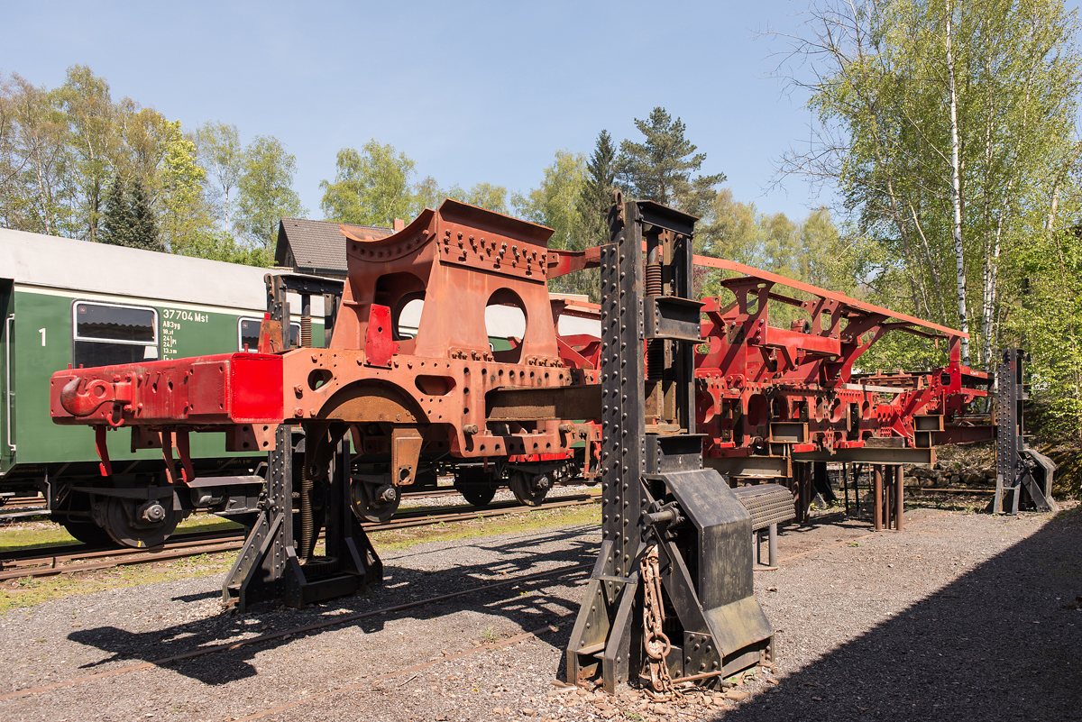 Hebevorrichtung mit dem Rahmen einer Dampflock im Zechenbahnhof Piesberg am 05.05.2016

Wer kann mir hierbei helfen? Wie nennt man diese Art der Hebevorrichtung?