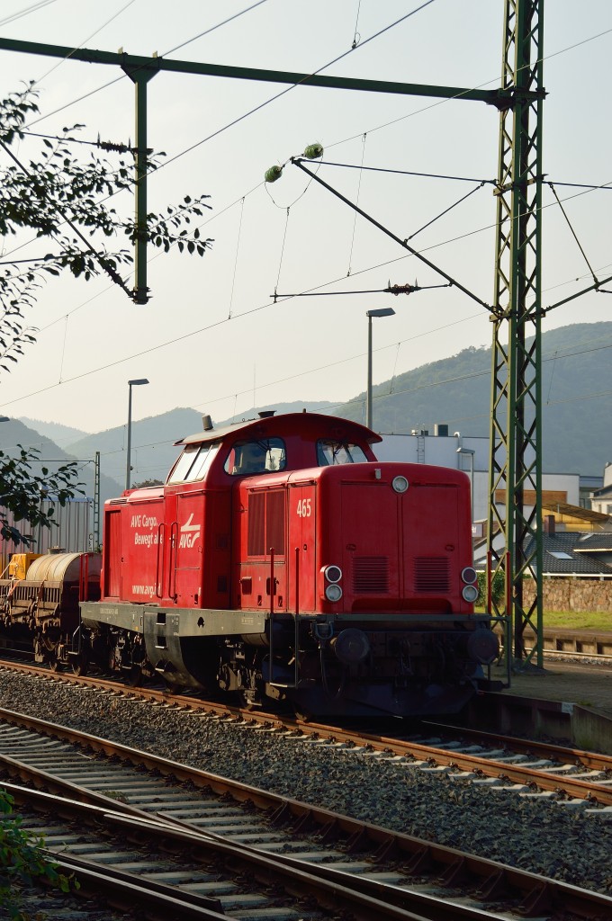 Heckansicht der AVG V100 mit der Betriebsnummer 465, die am Sonntag den 7.9.2014 in Boppard am Rhein mit einem Bauzug abgestellt war.