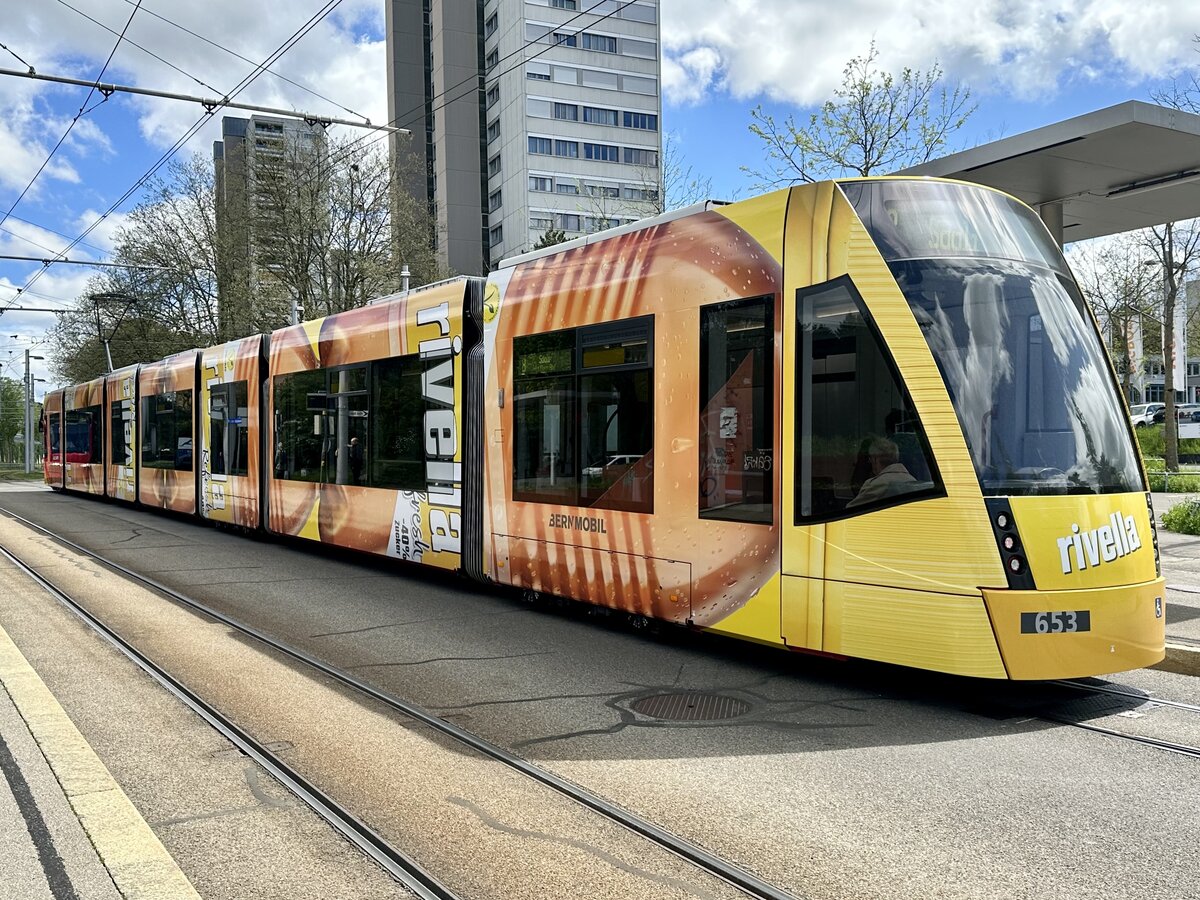 Heckansicht des Be 6/8 653 mit der Vollwerbung für Rivella Gelb am 16.4.24 bei der Haltestelle Bern, Holenacker.