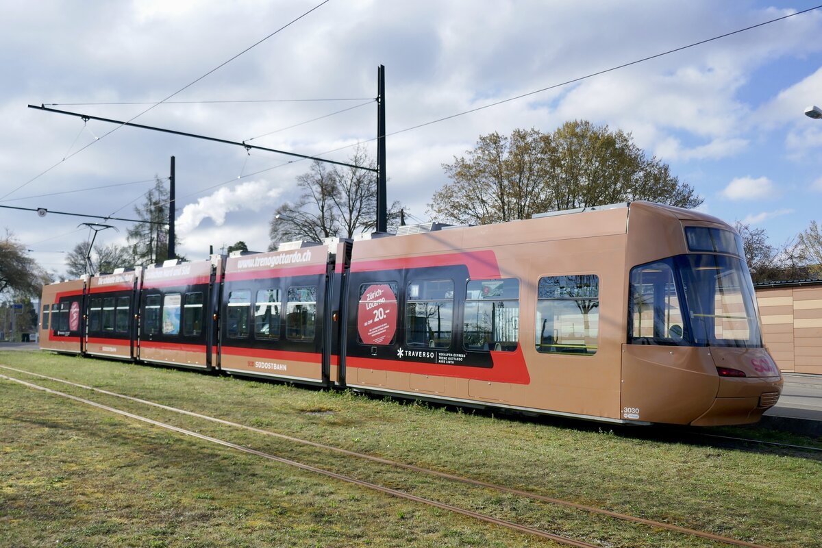 Heckansicht des VBZ Be 5/6 3030 mit der neuen Traverso Werbung am 4.4.23 in Zürich Auzelg.