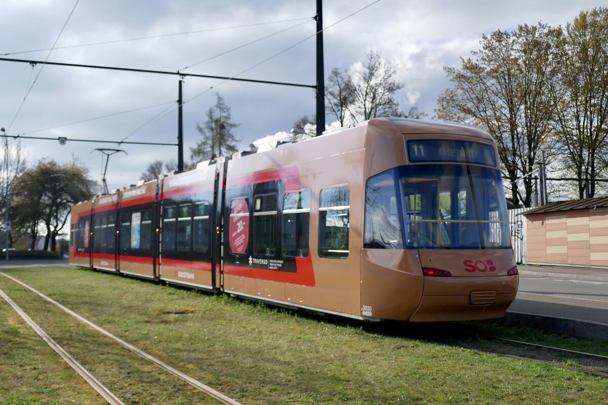Heckansicht des VBZ Be 5/6 3030 mit der neuen Traverso Werbung am 4.4.23 in Zürich Auzelg.