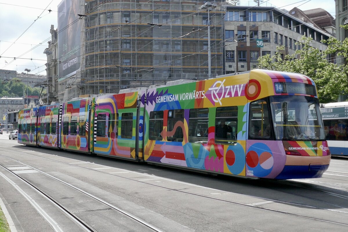 Heckansichz des VBZ Cobra Be 5/6 3056 mit Vollwerbung ZVV Gemeinsam vorwärts am 18.5.23 beim Hauptbahnhof Zürich.