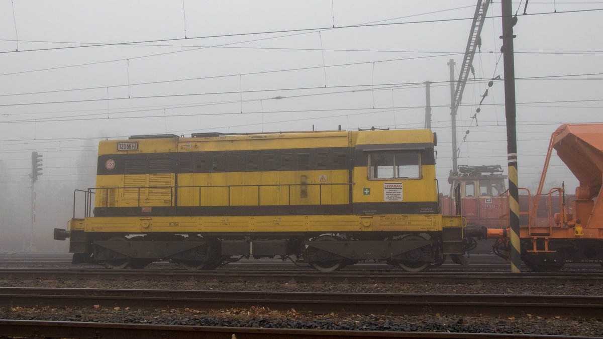 HECT0000R!!! HECTOOOR!!! Ja, is richtig :) 720 567-7 konnte am 16. November 2018 in Bilina aufgenommen werden.  Im Hintergrund erkennt man noch eine altlackierte 111er (111 033-7). 