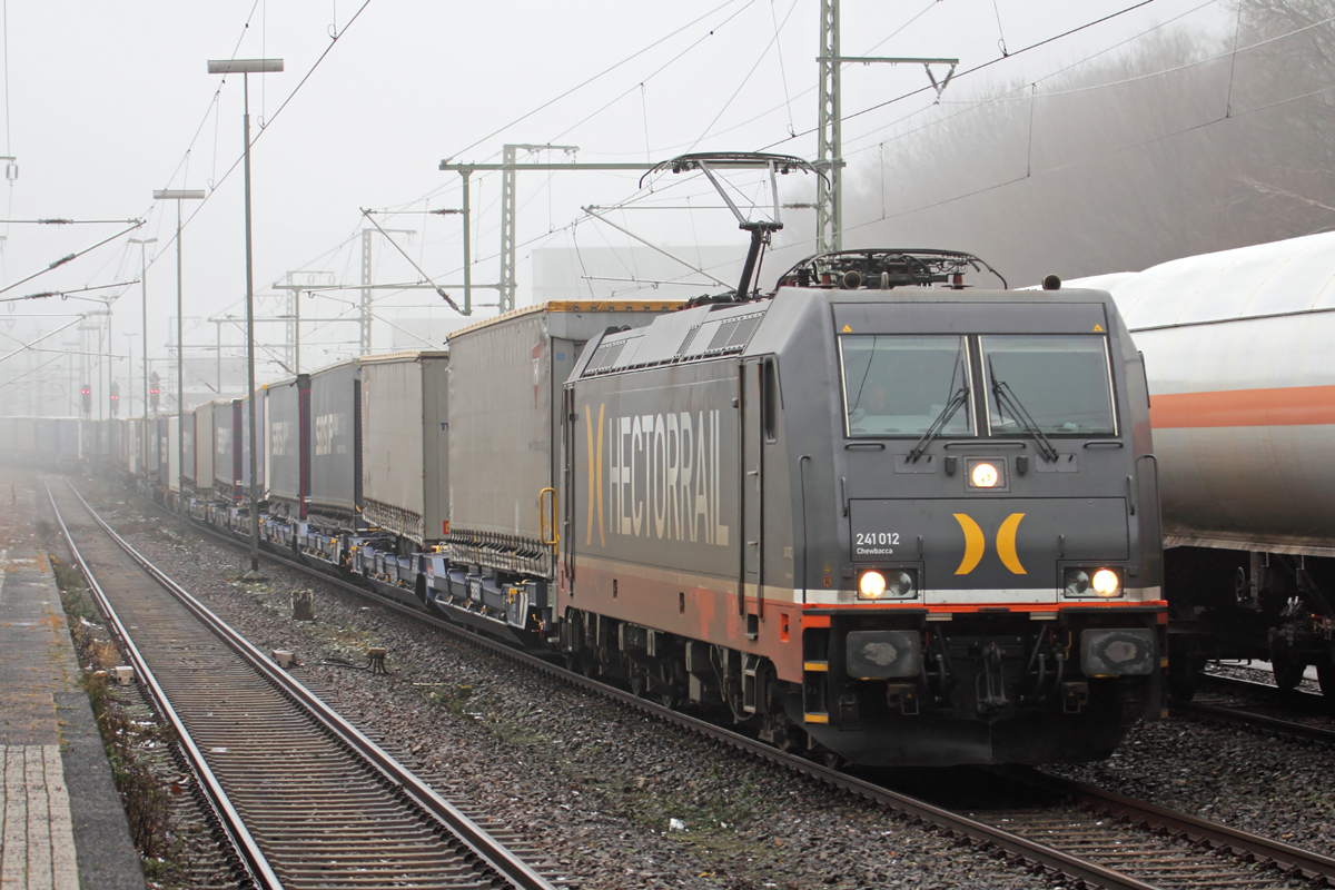 Hector 241.012 durchfährt Recklinghausen Hbf. 18.12.2017