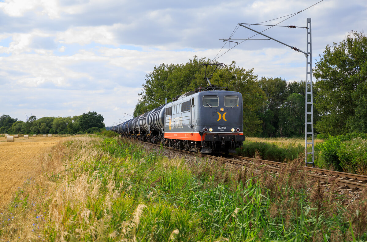 Hector Rail 162 001 (151 013)  Mabuse  kam am 07.08.2022 mit einem Kesselzug aus Richtung Dresden nach Stendell gefahren. Kurz vor dem Ziel aufgenommen.