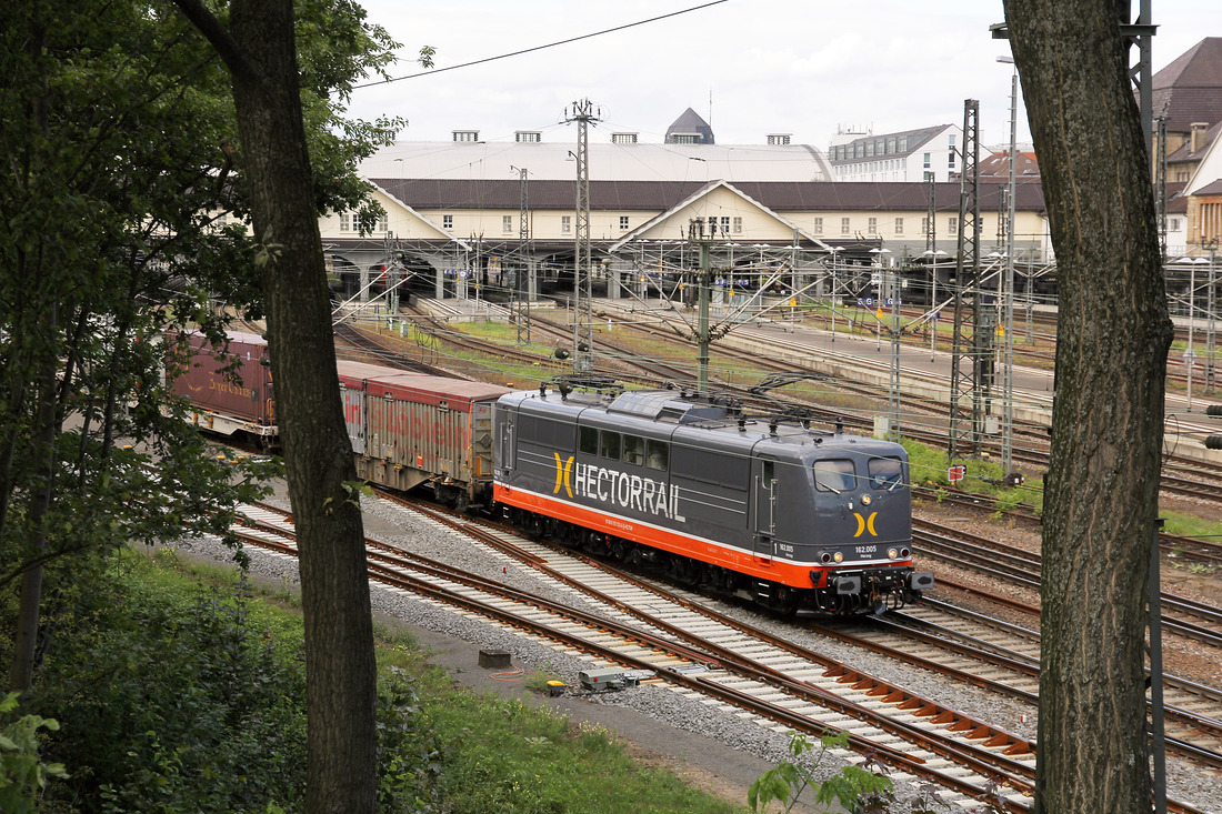 Hector Rail 162.005  Herzog  verlässt mit einem Güterzug den Darmstädter Hbf gen Süden.
Aufnahmedatum: 19. August 2017
