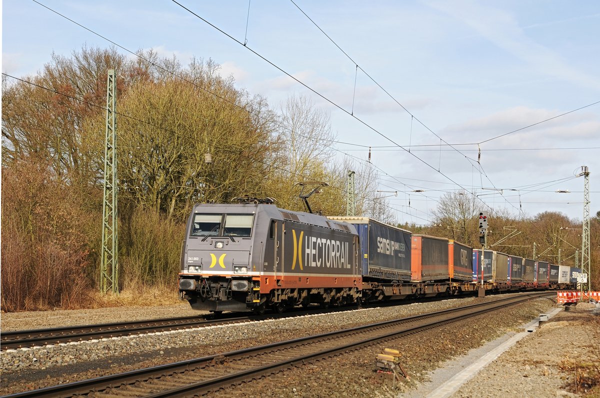 Hector Rail 241 003  Organa  ist am 15.03.17 in Vehrte mit einem KLV-Zug in Richtung Osnabrück unterwegs.