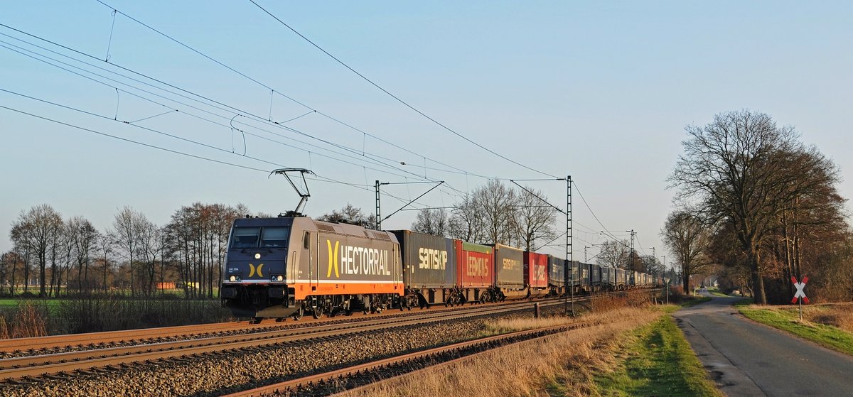 Hector Rail 241 004  R2D2  ist mit einem KLV-Zug am 16.03.17 bei Diepholz in Richtung Bremen unterwegs.