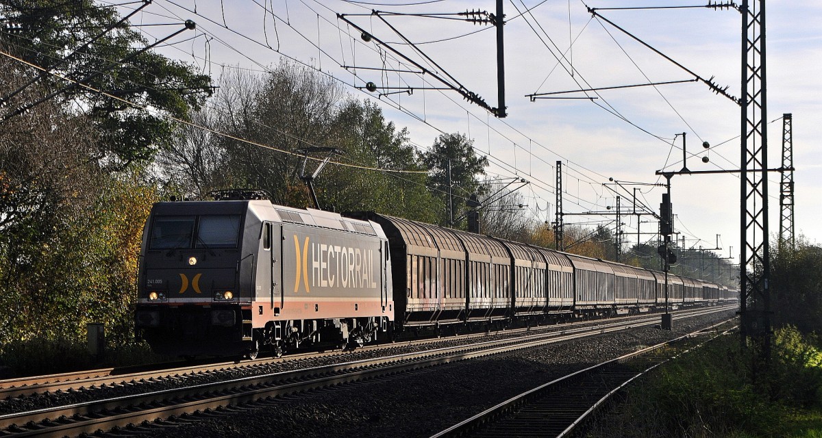 Hector Rail 241 005  Solo  befindet sich am 28.10.14 in Diepholz mit einem Schiebewandwagenzug auf der Fahrt in Richtung Bremen.  