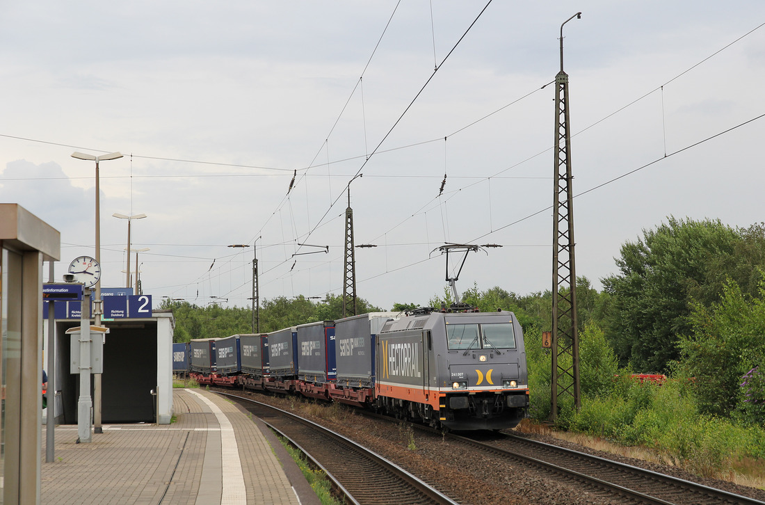 Hector Rail 241 007 wurde am 13. Juli 2016 in Krefeld-Hohenbudberg fotografiert.
Der Zug hat in wenigen hundert Metern seinen Zielbahnhof Krefeld-Uerdingen erreicht.