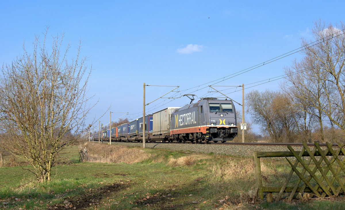 Hector Rail 241 008  Bond  schleppt einen KLV-Zug am 09.03.16 durch Hüde in Richtung Osnabrück. 