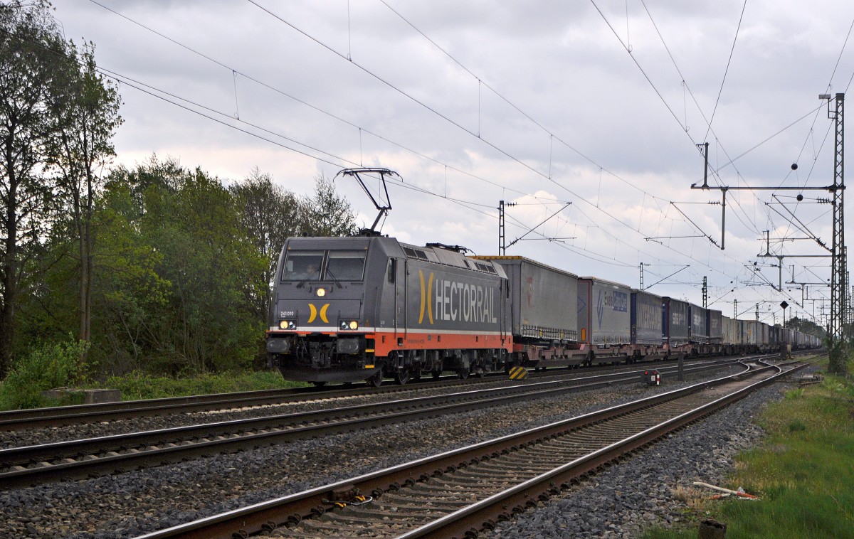 Hector Rail 241 010  Yoda  nähert sich mit einem KLV-Zug am 09.05.15 aus Richtung Osnabrück kommend in langsamer Fahrt dem Bahnhof Dieholz, um auf ein Nebengleis zu fahren und den folgenden HKX passieren zu lassen.
