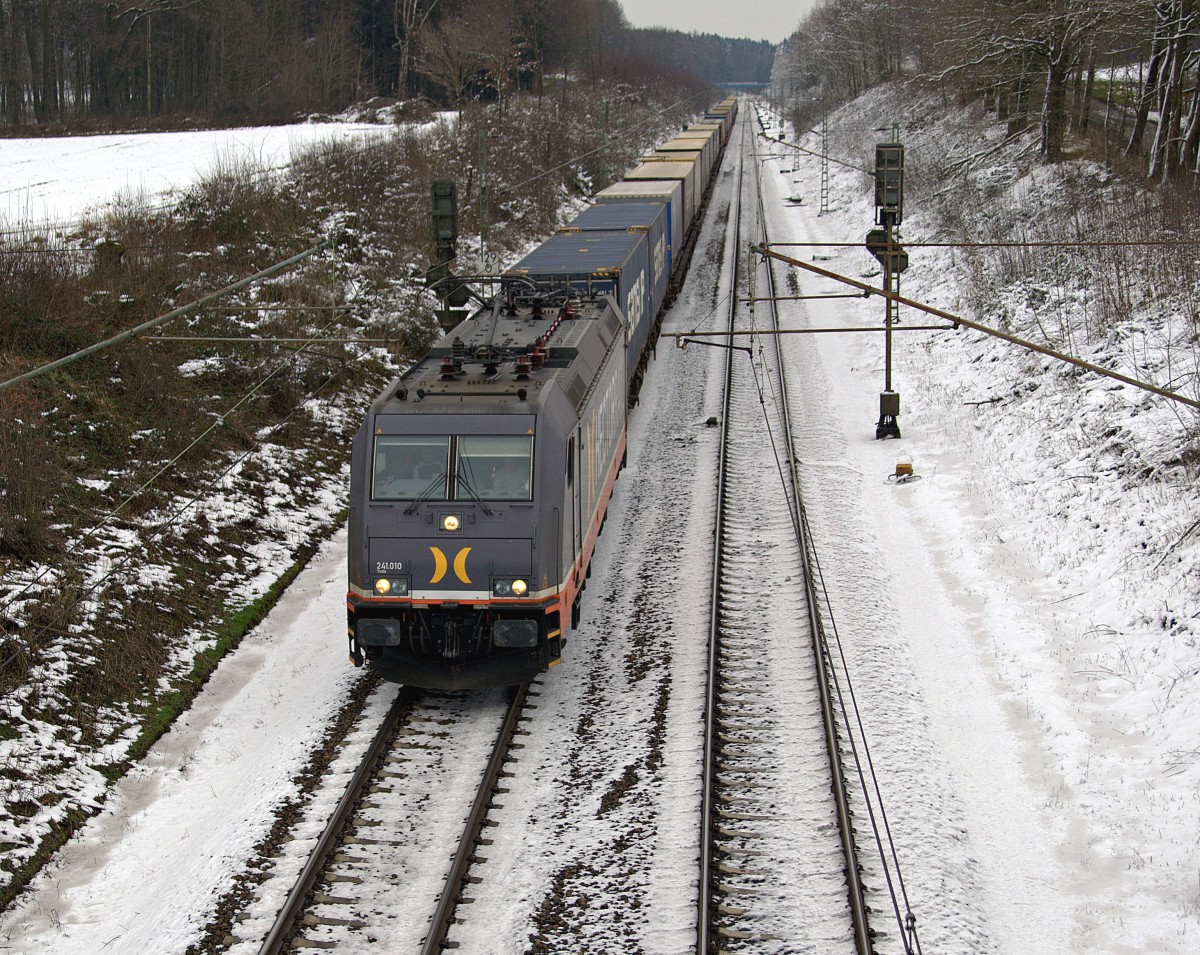 Hector Rail 241 010  Yoda  zieht einen KLV-Zug am 17.02.16 durch einen Geländeeinschnitt in Vehrte in Richtung Osnabrück.