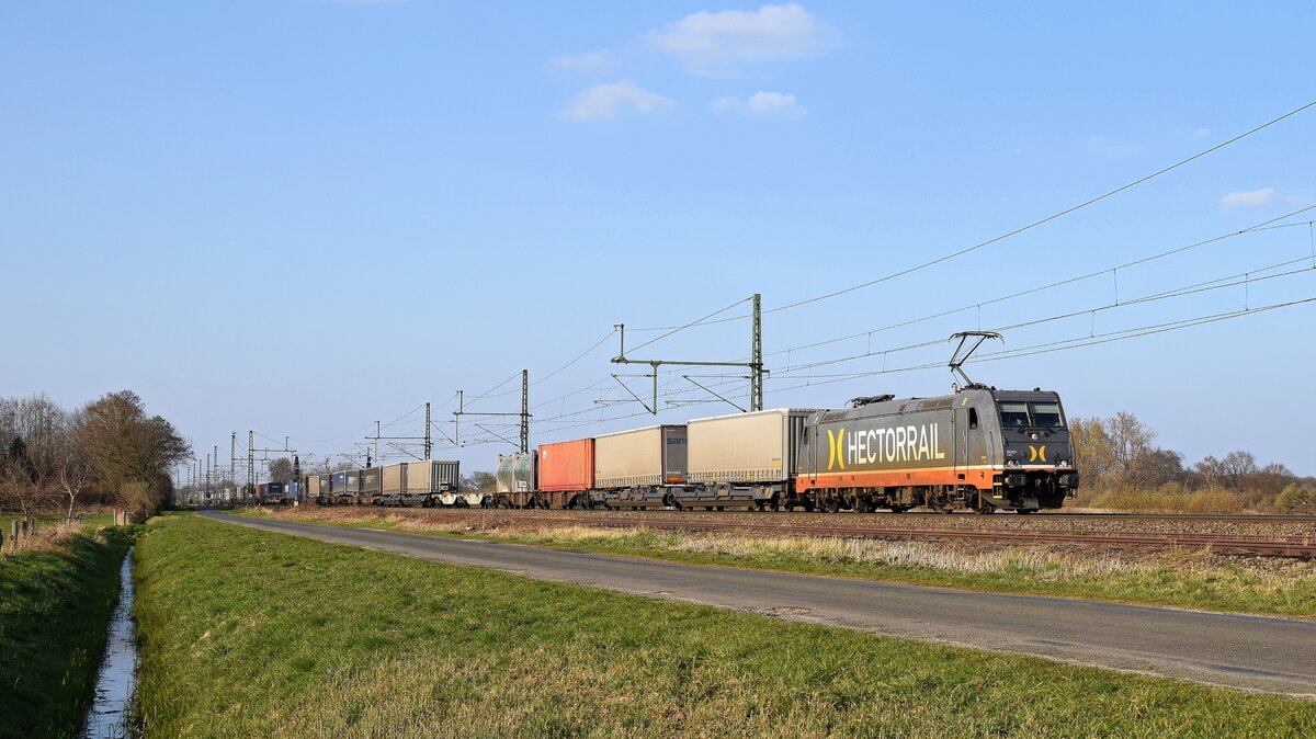 Hector Rail 241 011  C-3PO  mit KLV-Zug DGS 42701 Katrineholm - Krefeld-Uerdingen (Diepholz, 24.03.2022).