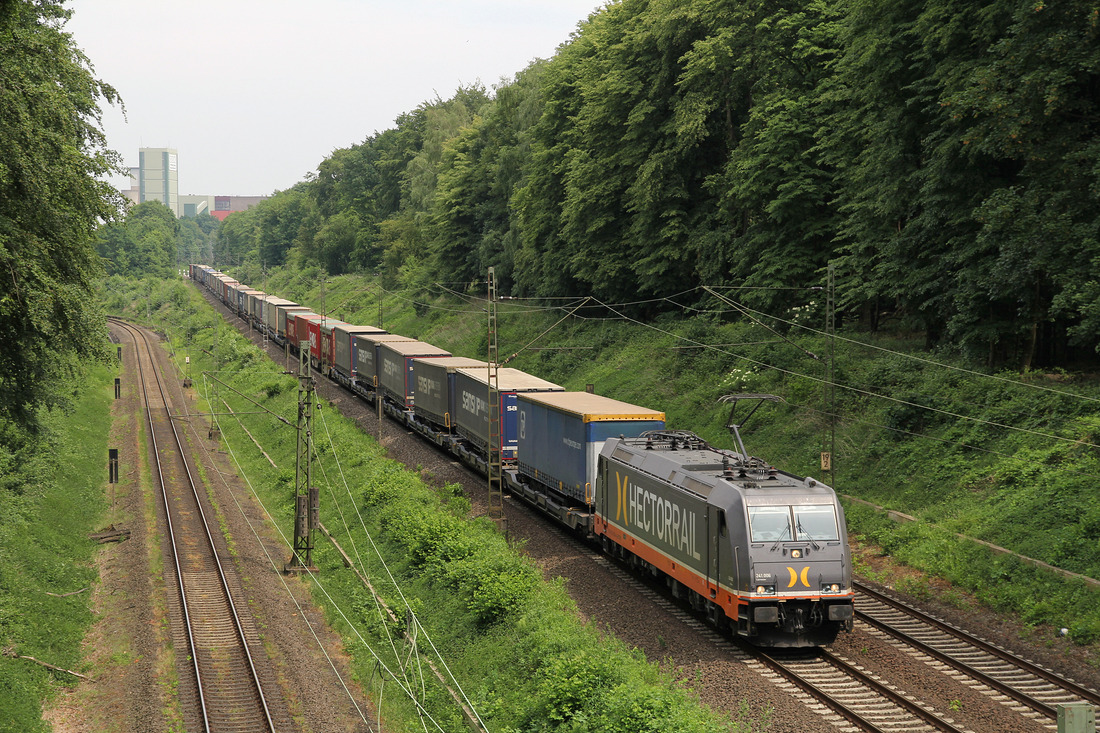 Hector Rail 241.006  Calrissian  wurde am 23. Mai 2018 von der Straßenbrücke Ostring in Gelsenkirchen fotografiert.