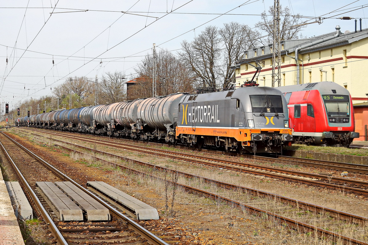 Hector Rail 242 516 Ferdinand mit einem Kesselzug im Bahnhof Zossen am 13. April 2022